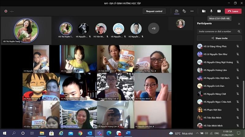Lớp học trực tuyến của cô Hồ Thị Huyền Trang trong thời điểm giãn cách xã hội. Ảnh: NVCC