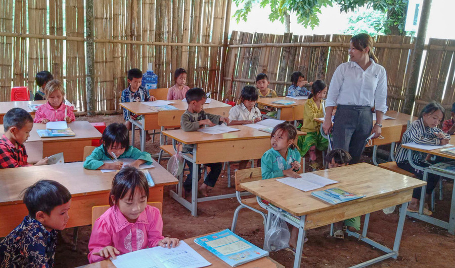 Một giờ học của cô và trò lớp 2A1, Trường PTDTBT Tiểu học Huổi Lếch. Ảnh: NTCC
