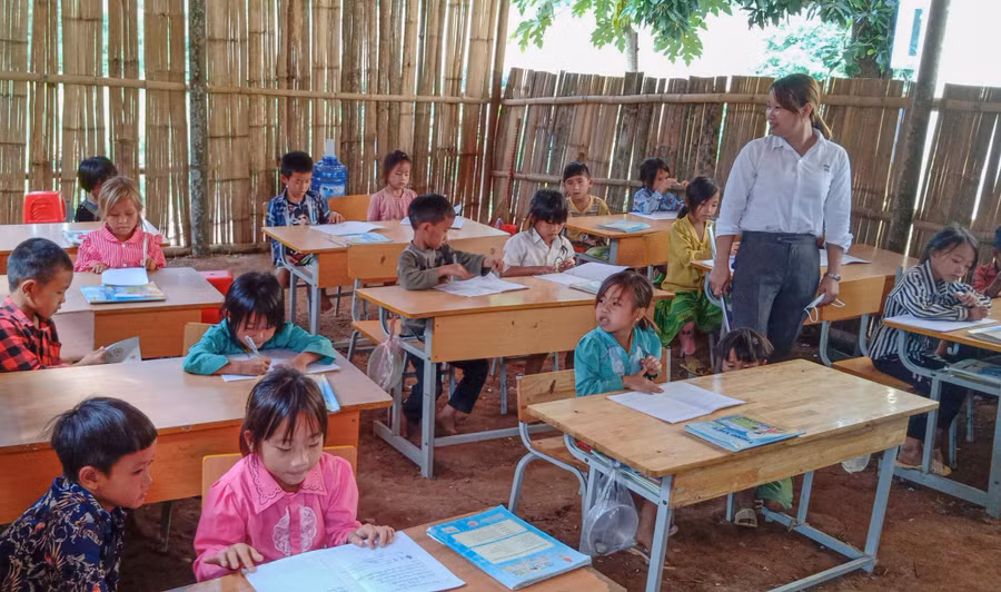 Một giờ học của cô và trò lớp 2A1, Trường PTDTBT Tiểu học Huổi Lếch. Ảnh: NTCC