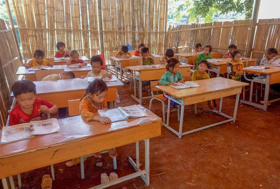 Học sinh lớp 2A1, Trường PTDTBT Tiểu học Huổi Lếch học tập trong lớp học được dựng tạm bằng tre.