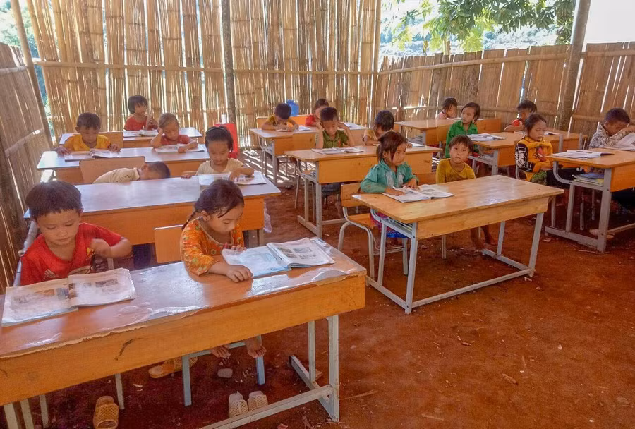 Học sinh lớp 2A1, Trường PTDTBT Tiểu học Huổi Lếch học tập trong lớp học được dựng tạm bằng tre.