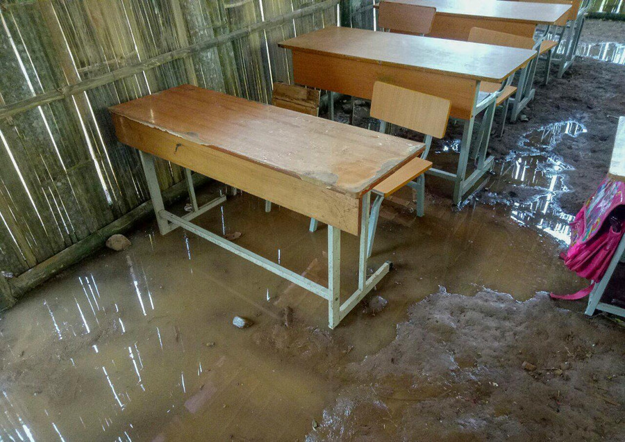 Những ngày mưa gió, lớp học lênh láng nước.