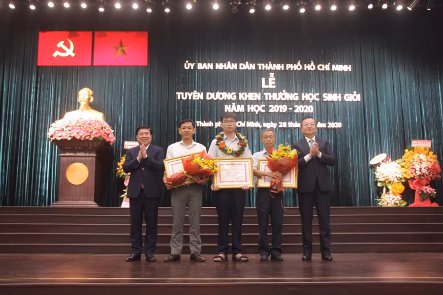 Em Nguyễn Mạc Nam Trung và tổ Toán của Trường PT Năng khiếu (ĐH Quốc gia TP.HCM) nhận bằng khen tại Lễ tuyên dương.