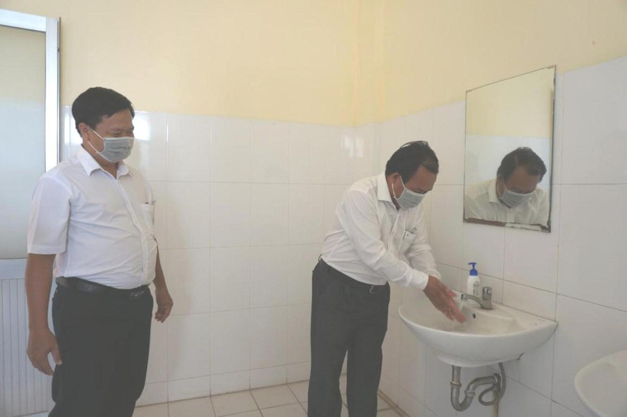 Giám đốc Sở GD&ĐT Cà Mau Nguyễn Minh Luân kiểm tra bệ rửa tay, phòng chống dịch Covid-19 tại các trường học. Giám đốc Sở GD&ĐT Cà Mau Nguyễn Minh Luân kiểm tra bệ rửa tay, phòng chống dịch Covid-19 tại các trường học.