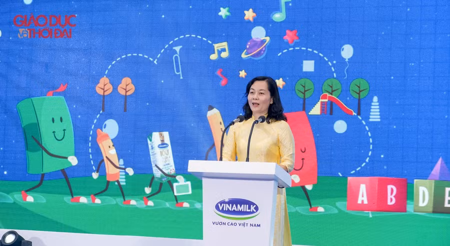 Bà Trương Thanh Nhuận, Giám đốc Sở GD&amp;ĐT tỉnh Vĩnh Long báo cáo hoạt động Sữa học đường.