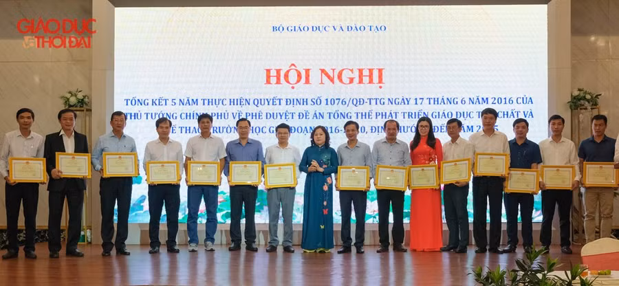 Thứ trưởng Ngô Thị Minh trao Bằng khen của Bộ trưởng Bộ GD&ĐT cho các tập thể, cá nhân.