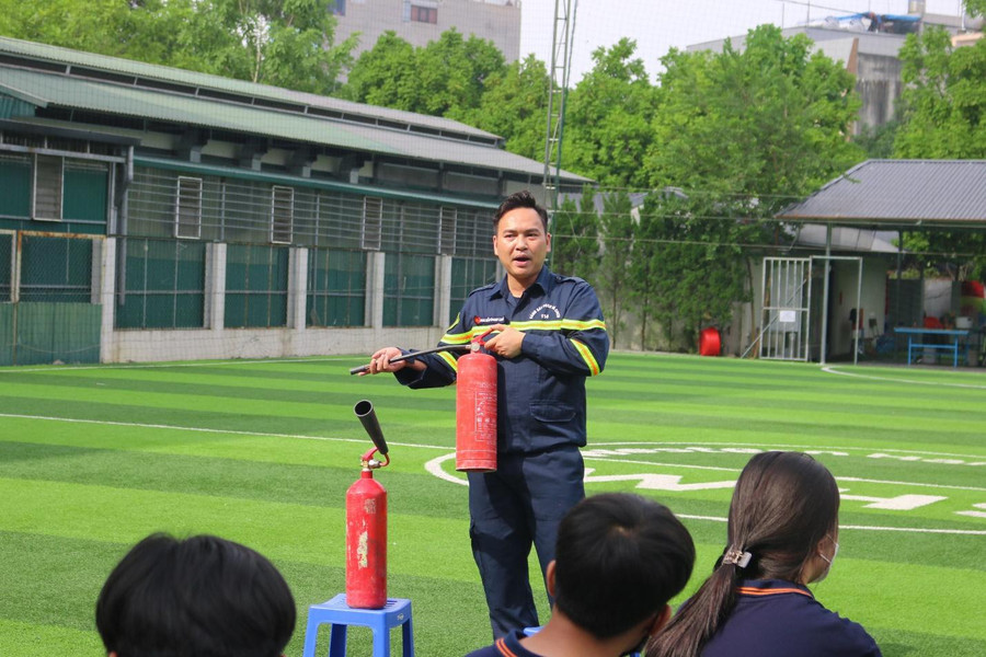 Lực lượng phòng cháy, chữa cháy, công an quận Bắc Từ Liêm phổ biến kiến thức cho học sinh và giáo viên nhà trường.