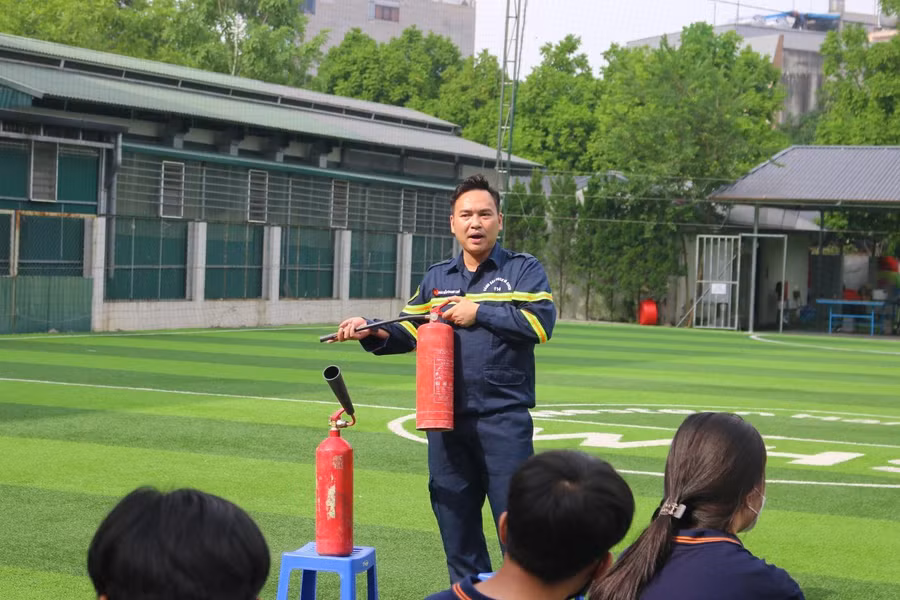 Lực lượng phòng cháy, chữa cháy, công an quận Bắc Từ Liêm phổ biến kiến thức cho học sinh và giáo viên nhà trường.