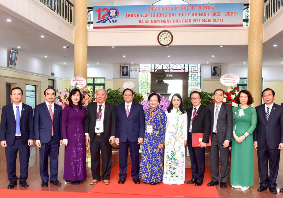 Thủ tướng và các đại biểu chụp ảnh lưu niệm. Thủ tướng và các đại biểu chụp ảnh lưu niệm.