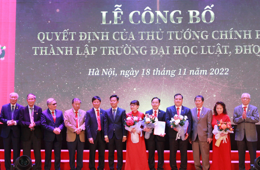 Ông Lê Quân, Giám đốc ĐHQG Hà Nội trao các quyết định bổ nhiệm cán bộ Trường ĐH Luật, ĐHQG Hà Nội. Ông Lê Quân, Giám đốc ĐHQG Hà Nội trao các quyết định bổ nhiệm cán bộ Trường ĐH Luật, ĐHQG Hà Nội.
