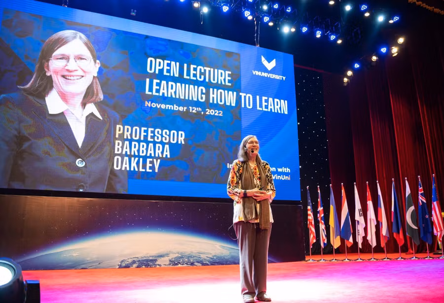 GS. Barbara Oakley chia sẻ về "học cách học" tại Trường ĐH VinUni.