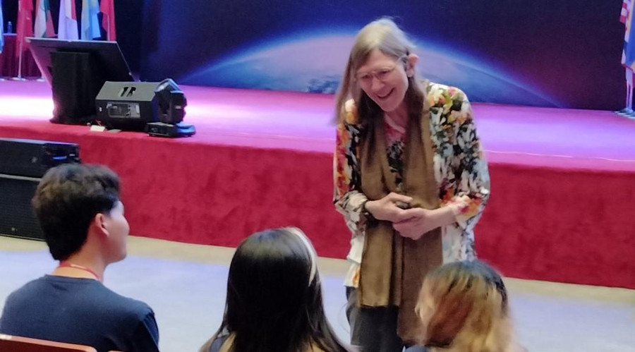 GS. Barbara Oakley trao đổi với sinh viên tại Trường ĐH VinUni. GS. Barbara Oakley trao đổi với sinh viên tại Trường ĐH VinUni.