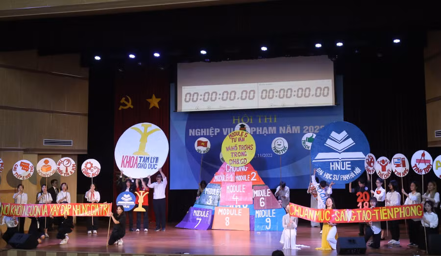 Phần thi chào hỏi của khoa Tâm lý giáo dục.