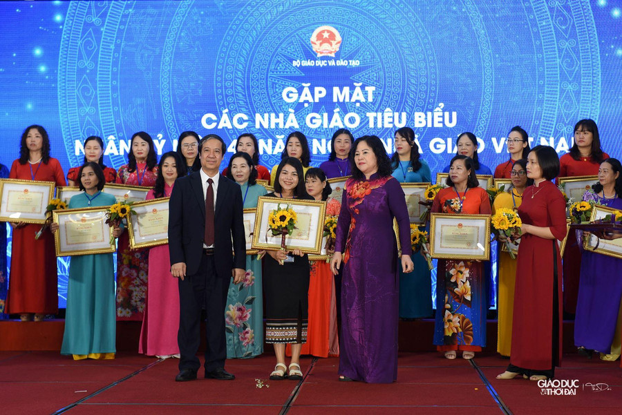 Bộ trưởng Nguyễn Kim Sơn, Thứ trưởng Ngô Thị Minh trao Bằng khen cho các nhà giáo tiêu biểu.