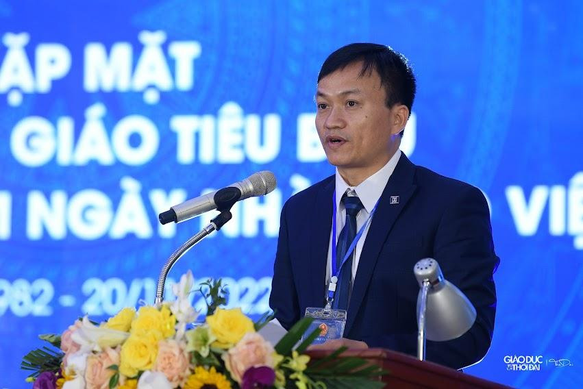 Thầy Nguyễn Mạnh Hùng - Phó Hiệu trưởng trường THPT Chuyên Hoàng Văn Thụ (Hòa Bình) - chia sẻ tại buổi gặp mặt.