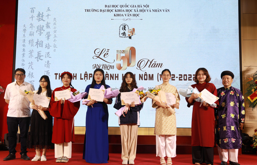 Trường ĐH Khoa học Xã hội và Nhân văn (ĐHQG Hà Nội) trao học bổng cho những sinh viên xuất sắc. Trường ĐH Khoa học Xã hội và Nhân văn (ĐHQG Hà Nội) trao học bổng cho những sinh viên xuất sắc.