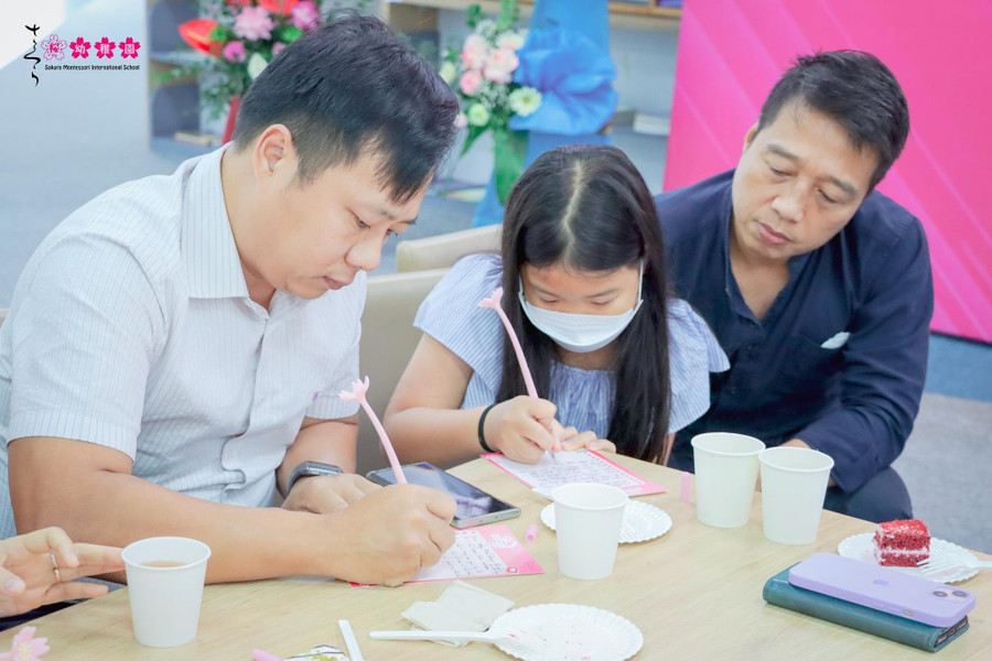 Bố mẹ và các con ghi lại những cảm xúc và gửi lời tri ân đến những “người thầy đầu tiên”.