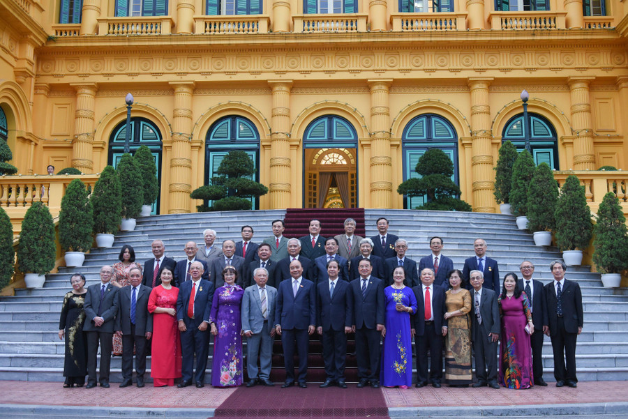 Chủ tịch nước Nguyễn Xuân Phúc chụp ảnh lưu niệm với các đại biểu Hội Cựu Giáo chức Việt Nam.