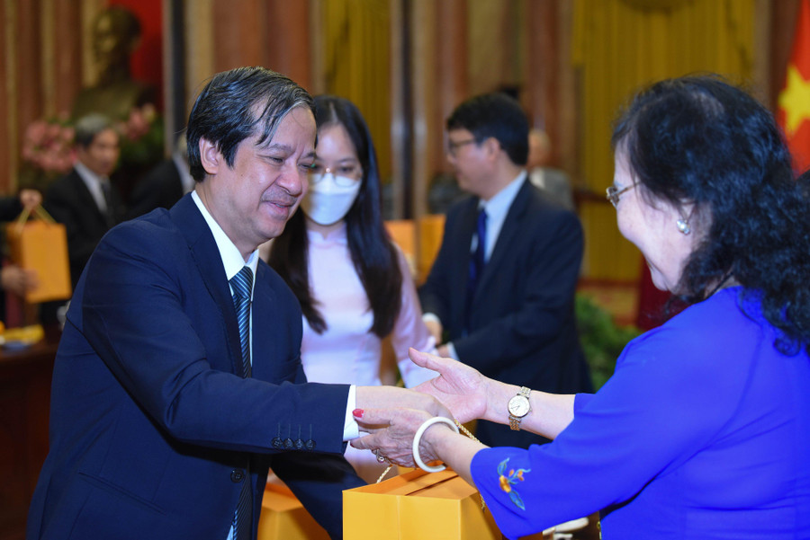 Bộ trưởng Bộ GD&amp;ĐT Nguyễn Kim Sơn trao quà cho đại biểu Hội Cựu giáo chức tại buổi gặp mặt.