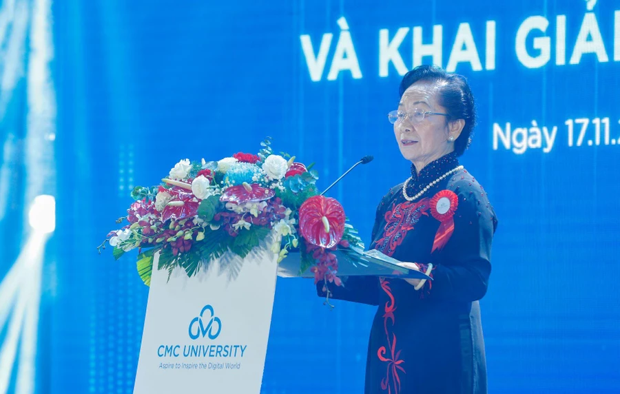 GS.TS. Nguyễn Thị Doan - Chủ tịch Hội Khuyến học Việt Nam, nguyên Phó Chủ tịch nước, Chủ tịch danh dự Hội đồng Trường ĐH CMC - phát biểu tại buổi lễ.