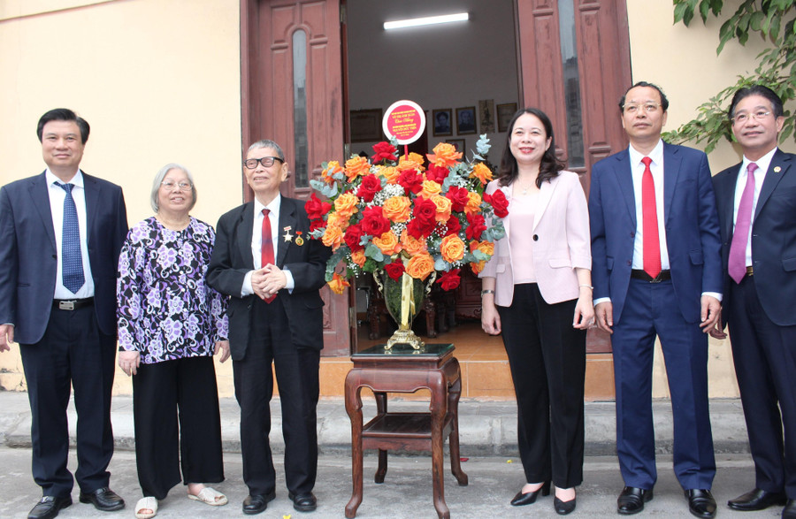 Phó Chủ tịch nước Võ Thị Ánh Xuân chụp ảnh lưu niệm cùng NGND, AHLĐ Nguyễn Đức Thìn và các đại biểu. Phó Chủ tịch nước Võ Thị Ánh Xuân chụp ảnh lưu niệm cùng NGND, AHLĐ Nguyễn Đức Thìn và các đại biểu.