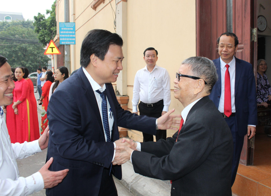 Thứ trưởng Bộ GD&ĐT Nguyễn Hữu Độ thăm hỏi sức khỏe NGND, AHLĐ Nguyễn Đức Thìn. Thứ trưởng Bộ GD&ĐT Nguyễn Hữu Độ thăm hỏi sức khỏe NGND, AHLĐ Nguyễn Đức Thìn.