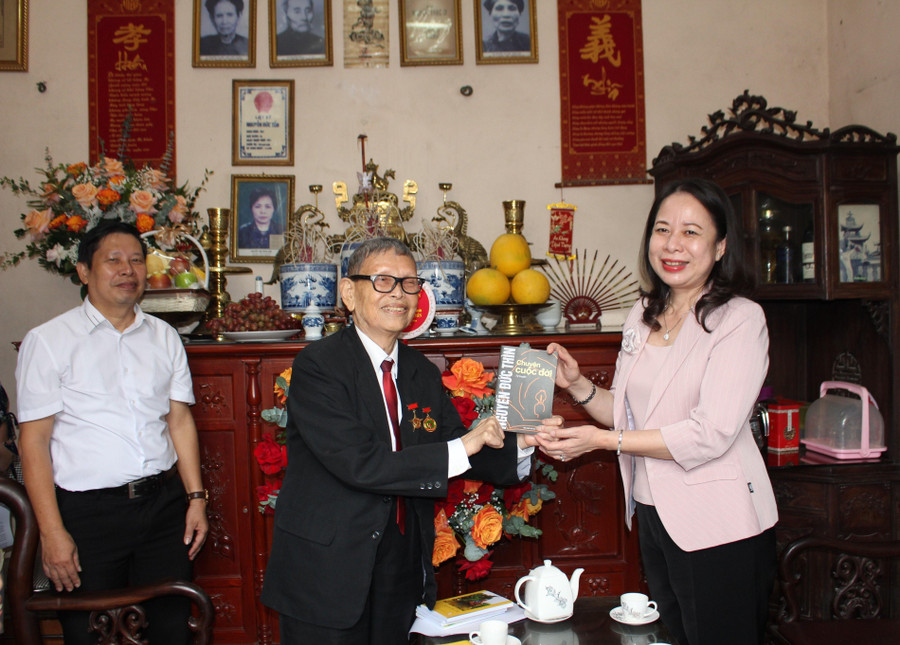 NGND, AHLĐ Nguyễn Đức Thìn tặng sách cho Phó Chủ tịch nước Võ Thị Ánh Xuân. NGND, AHLĐ Nguyễn Đức Thìn tặng sách cho Phó Chủ tịch nước Võ Thị Ánh Xuân.
