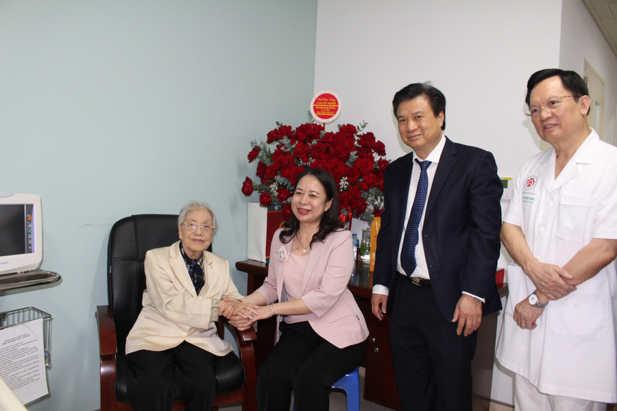 Phó Chủ tịch nước Võ Thị Ánh Xuân, Thứ trưởng Bộ GD&ĐT Nguyễn Hữu Độ thăm hỏi sức khỏe, chúc mừng nguyên Phó Chủ tịch nước, nguyên Bộ trưởng GD&ĐT Nguyễn Thị Bình nhân Ngày Nhà giáo Việt Nam. Phó Chủ tịch nước Võ Thị Ánh Xuân, Thứ trưởng Bộ GD&ĐT Nguyễn Hữu Độ thăm hỏi sức khỏe, chúc mừng nguyên Phó Chủ tịch nước, nguyên Bộ trưởng GD&ĐT Nguyễn Thị Bình nhân Ngày Nhà giáo Việt Nam.