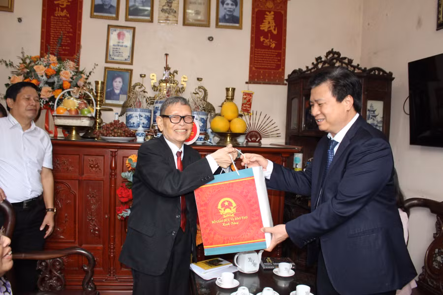 Thứ trưởng Nguyễn Hữu Độ thay mặt lãnh đạo Bộ GD&amp;ĐT tặng quà NGND, AHLĐ Nguyễn Đức Thìn.