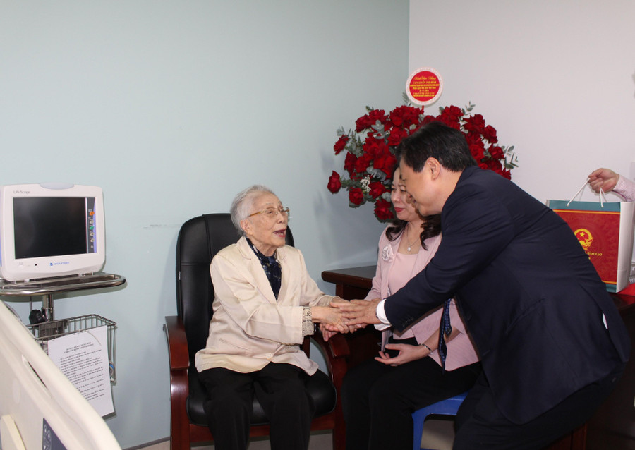 Thứ trưởng Bộ GD&ĐT Nguyễn Hữu Độ thăm hỏi sức khỏe, chúc mừng nguyên Phó Chủ tịch nước, nguyên Bộ trưởng GD&ĐT Nguyễn Thị Bình. Thứ trưởng Bộ GD&ĐT Nguyễn Hữu Độ thăm hỏi sức khỏe, chúc mừng nguyên Phó Chủ tịch nước, nguyên Bộ trưởng GD&ĐT Nguyễn Thị Bình.