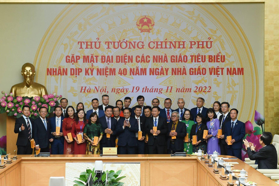 Thủ tướng Chính phủ tặng quà cho các nhà giáo tiêu biểu. Thủ tướng Chính phủ tặng quà cho các nhà giáo tiêu biểu.