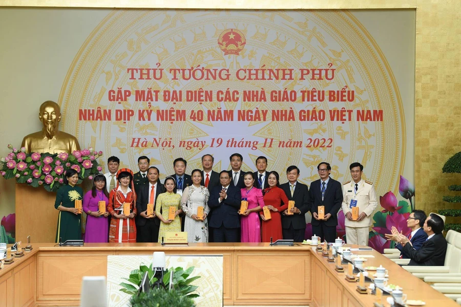 Thủ tướng Chính phủ tặng quà cho các nhà giáo tiêu biểu.