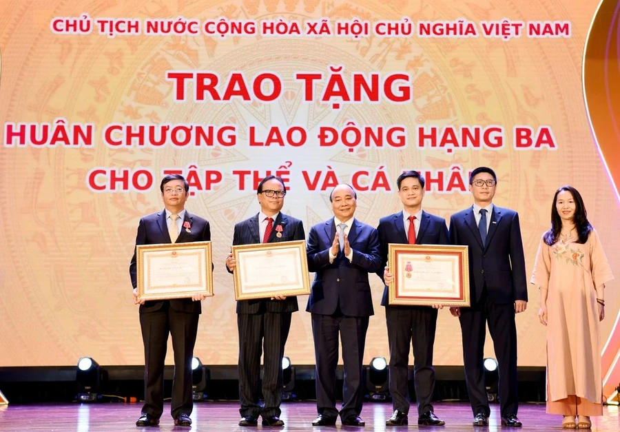 Chủ tịch nước trao tặng Huân chương Lao động hạng Ba cho tập thể, cá nhân Trường ĐH Kinh tế Quốc dân.