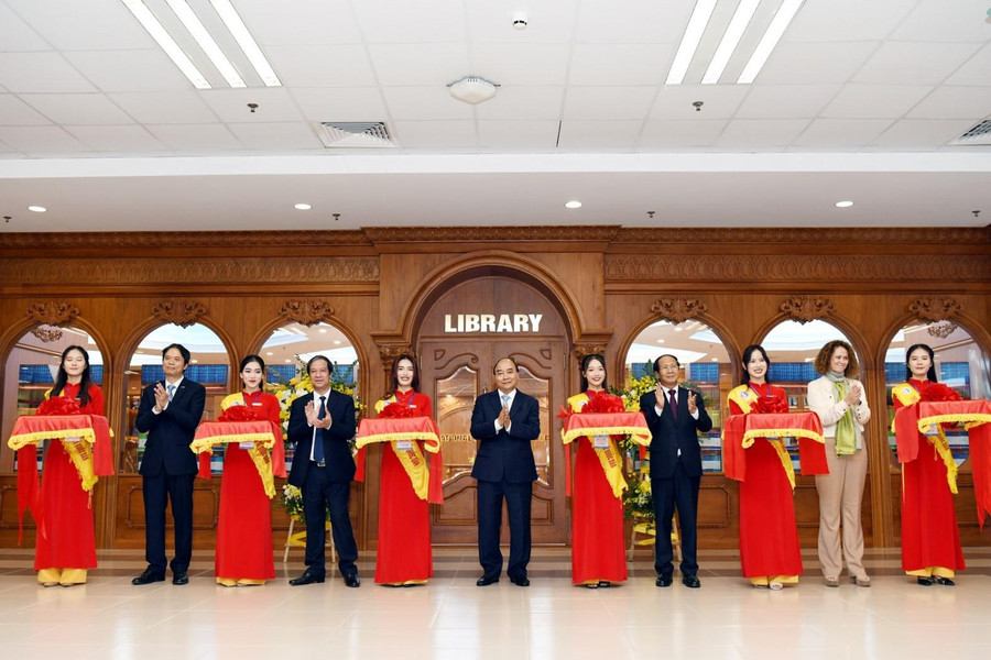 Chủ tịch nước Nguyễn Xuân Phúc và các đại biểu cắt băng khánh thành thư viện điện tử dùng chung cho 45 trường ĐH.