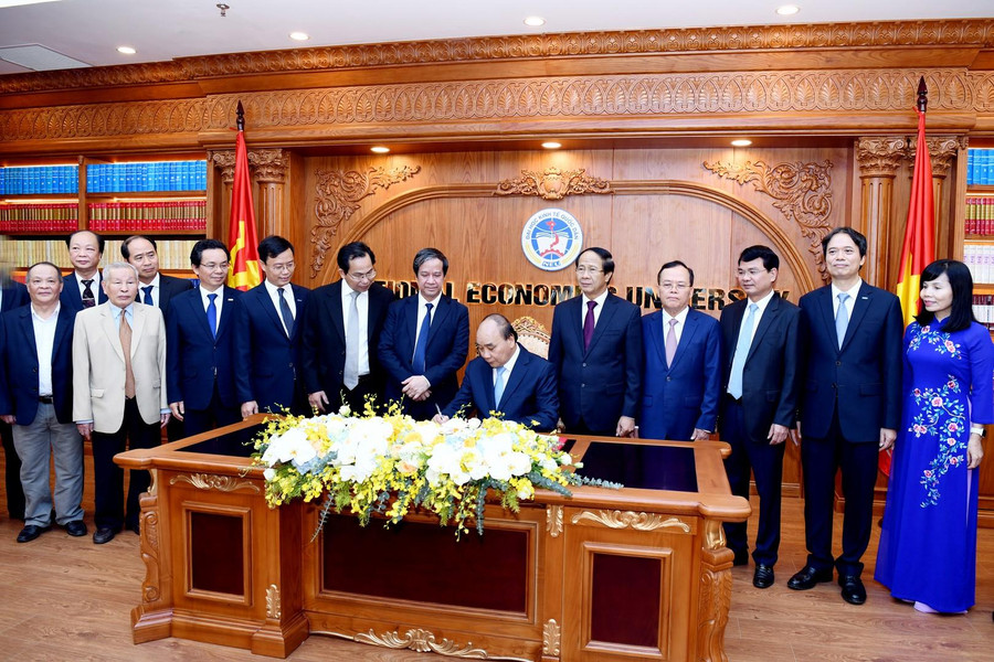 Chủ tịch nước Nguyễn Xuân Phúc viết lưu bút tại phòng truyền thống Trường ĐH Kinh tế Quốc dân.