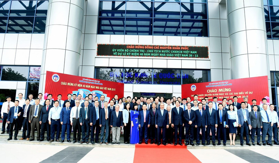 Chủ tịch nước Nguyễn Xuân Phúc chụp ảnh lưu niệm cùng các đại biểu tham dự buổi lễ.