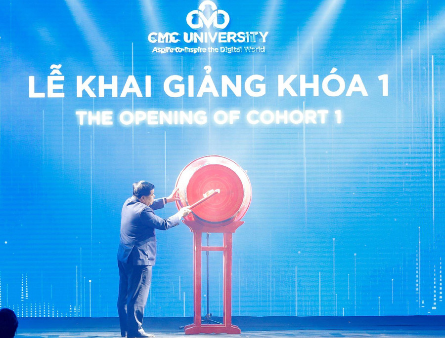 Bộ trưởng bộ Kế hoạch và Đầu tư Nguyễn Chí Dũng đánh trống khai giảng khóa 1 Trường ĐH CMC.
