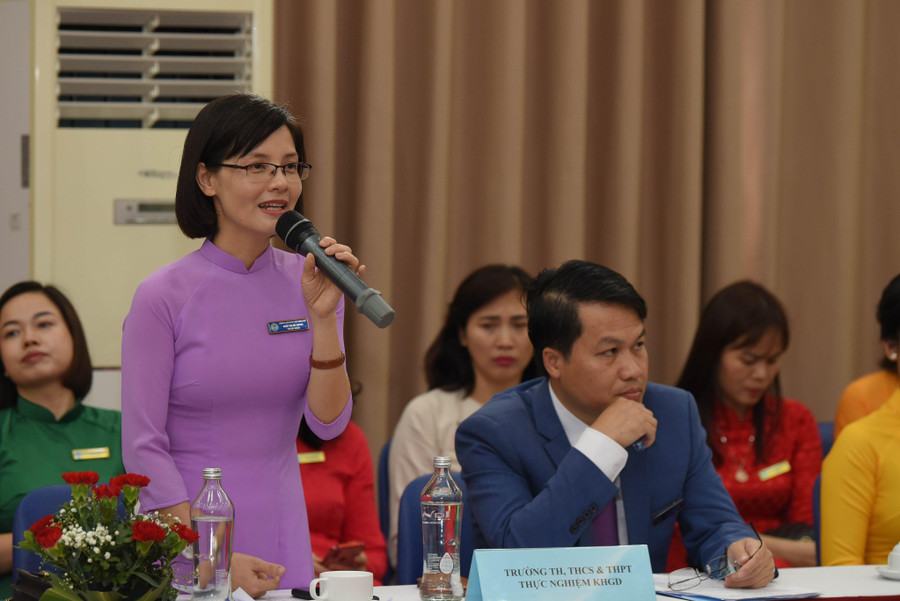 Cán bộ, giáo viên nhà trường phát biểu tại buổi làm việc. Cán bộ, giáo viên nhà trường phát biểu tại buổi làm việc.