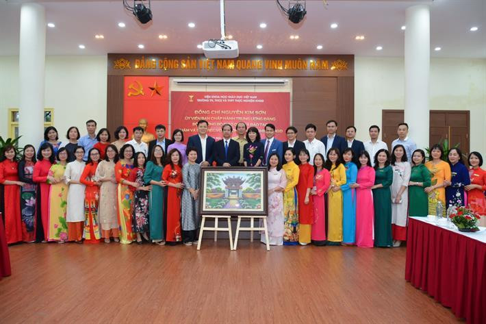 Bộ trưởng Nguyễn Kim Sơn tặng tranh và chụp ảnh lưu niệm với cán bộ, giáo viên Trường Thực nghiệm Khoa học giáo dục. Bộ trưởng Nguyễn Kim Sơn tặng tranh và chụp ảnh lưu niệm với cán bộ, giáo viên Trường Thực nghiệm Khoa học giáo dục.