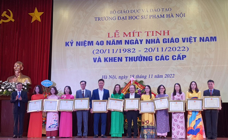 Tại lễ kỷ niệm 40 năm ngày Nhà giáo Việt Nam, Trường ĐH Sư phạm Hà Nội cũng công bố các quyết định khen thưởng cho các tập thể, cá nhân có đóng góp nổi bật. Tại lễ kỷ niệm 40 năm ngày Nhà giáo Việt Nam, Trường ĐH Sư phạm Hà Nội cũng công bố các quyết định khen thưởng cho các tập thể, cá nhân có đóng góp nổi bật.