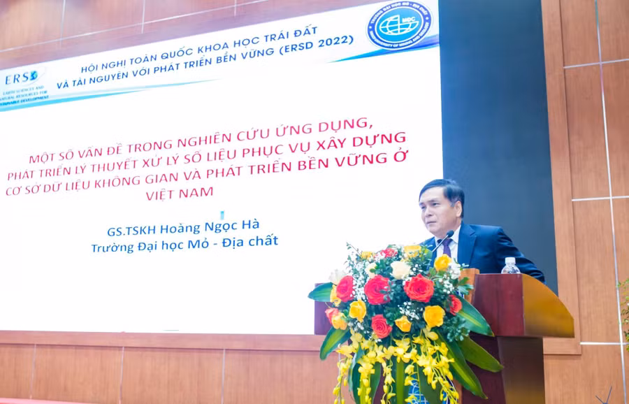 GS.TSKH Hoàng Ngọc Hà - Trường ĐH Mỏ - Địa chất báo cáo tại hội nghị.