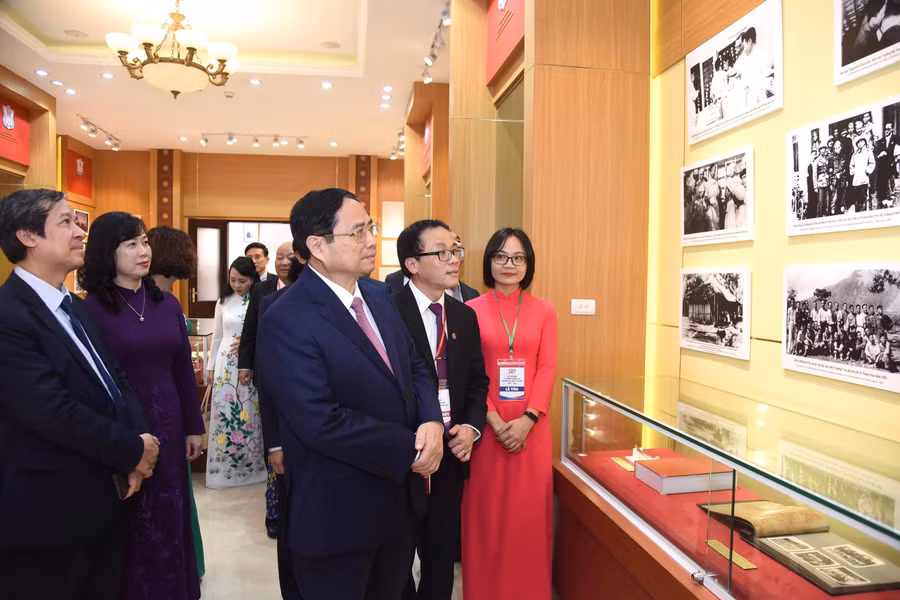 Thủ tướng và các đại biểu thăm phòng truyền thống của Trường ĐH Y Hà Nội. Thủ tướng và các đại biểu thăm phòng truyền thống của Trường ĐH Y Hà Nội.