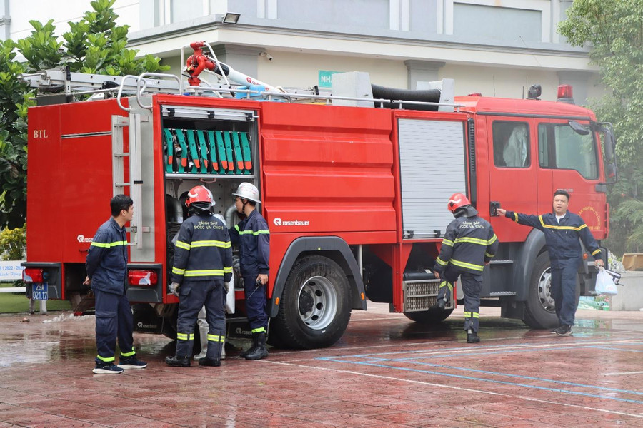 Chuẩn bị để thực hiện quy trình chữa cháy với xe chữa cháy trong tình huống giả định.