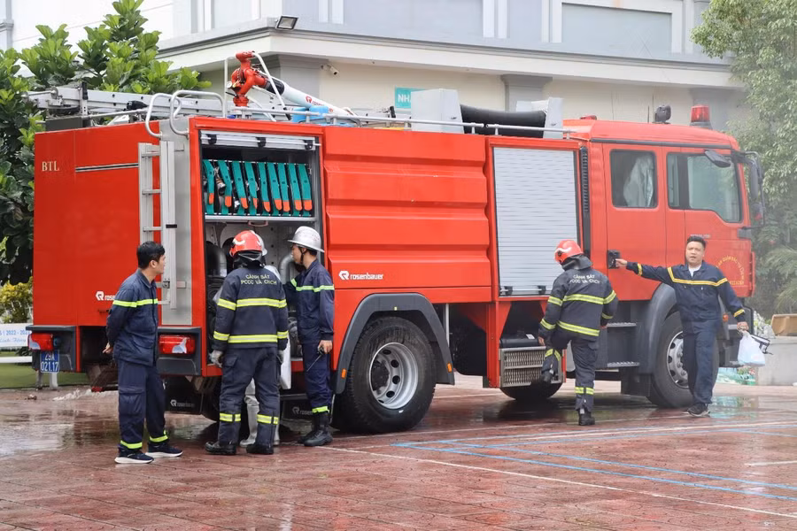 Chuẩn bị để thực hiện quy trình chữa cháy với xe chữa cháy trong tình huống giả định.