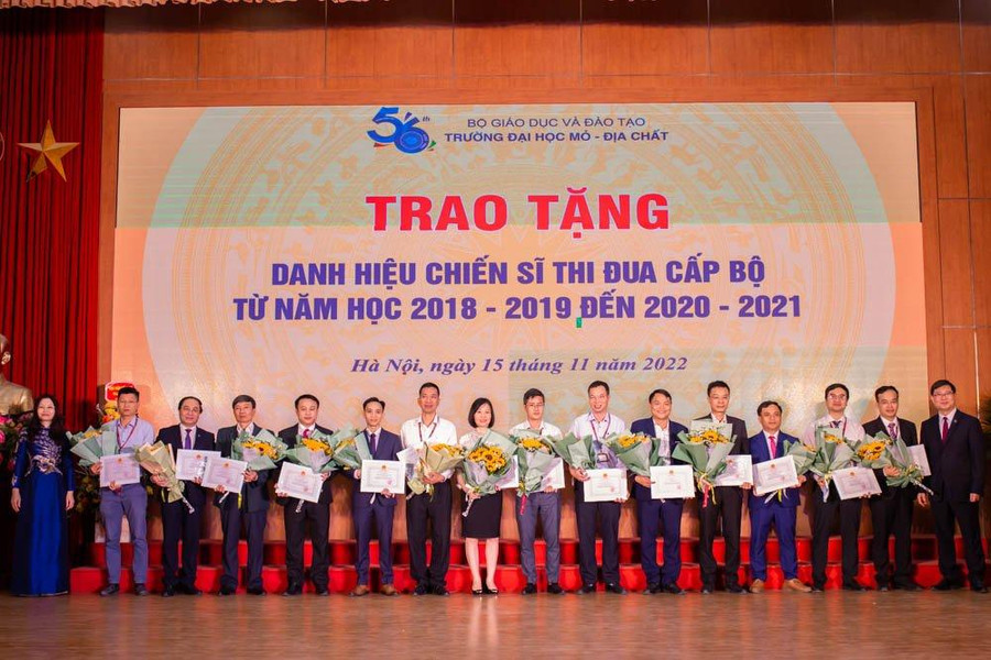 Trao tặng danh hiệu chiến sĩ thi đua cấp Bộ từ năm học 2018 -2019 đến 2020-2021 của Trường ĐH Mỏ - Địa chất.