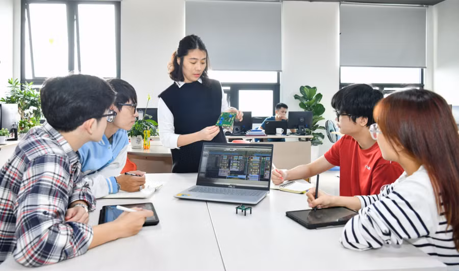 Giảng viên Đại học Bách khoa Hà Nội cùng các sinh viên. Ảnh: Website nhà trường