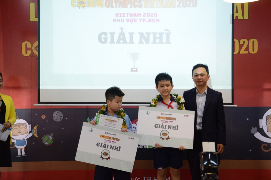 Hai học sinh nhận giải Nhì khu vực TP.HCM Hai học sinh nhận giải Nhì khu vực TP.HCM