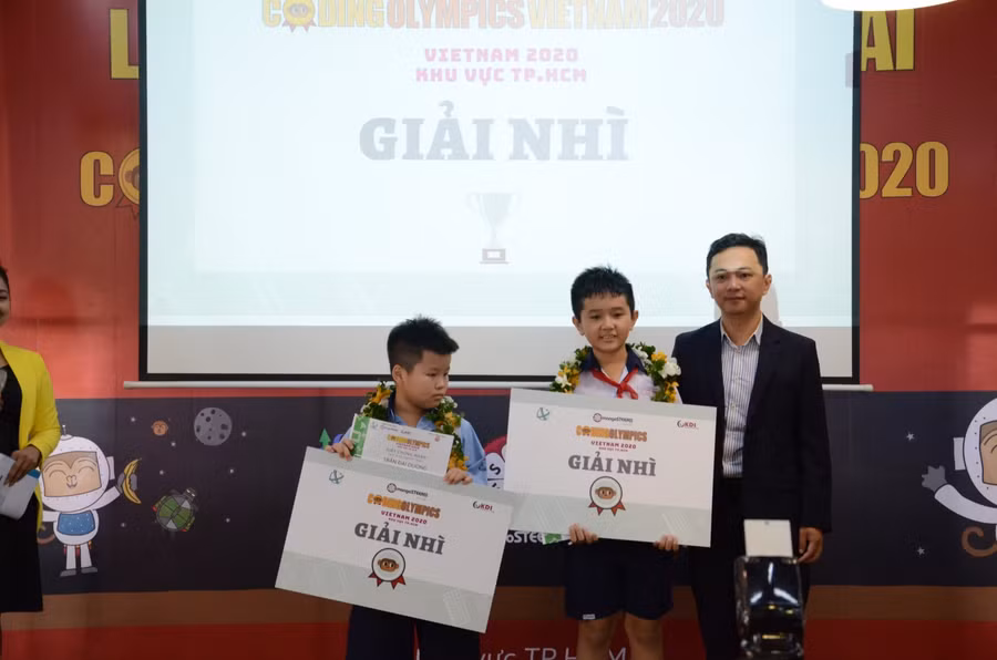 Hai học sinh nhận giải Nhì khu vực TP.HCM