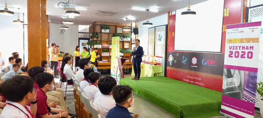 Ông Nguyễn Việt Trung, Phó Tổng giám đốc KDI Education đại diện Ban tổ chức phát biểu tổng kết cuộc thi. Ông Nguyễn Việt Trung, Phó Tổng giám đốc KDI Education đại diện Ban tổ chức phát biểu tổng kết cuộc thi.