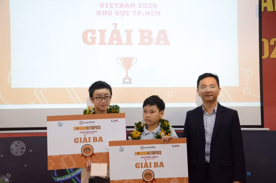 Hai học sinh giành giải Ba khu vực TP.HCM .